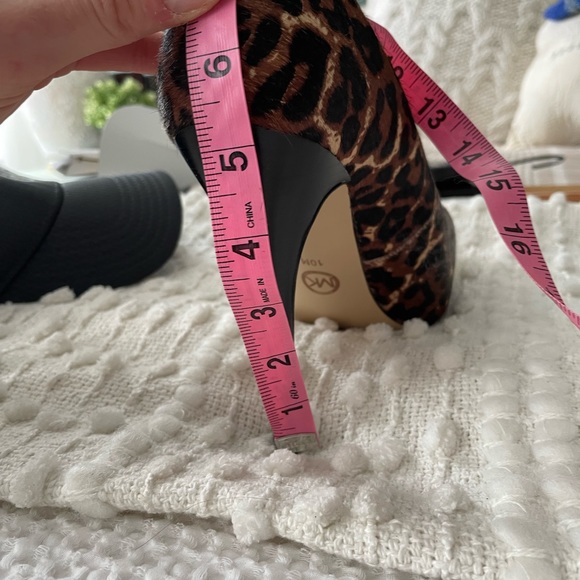 MICHAEL Michael Kors Cynthia Leopard  Size 10 - Picture 3 of 10